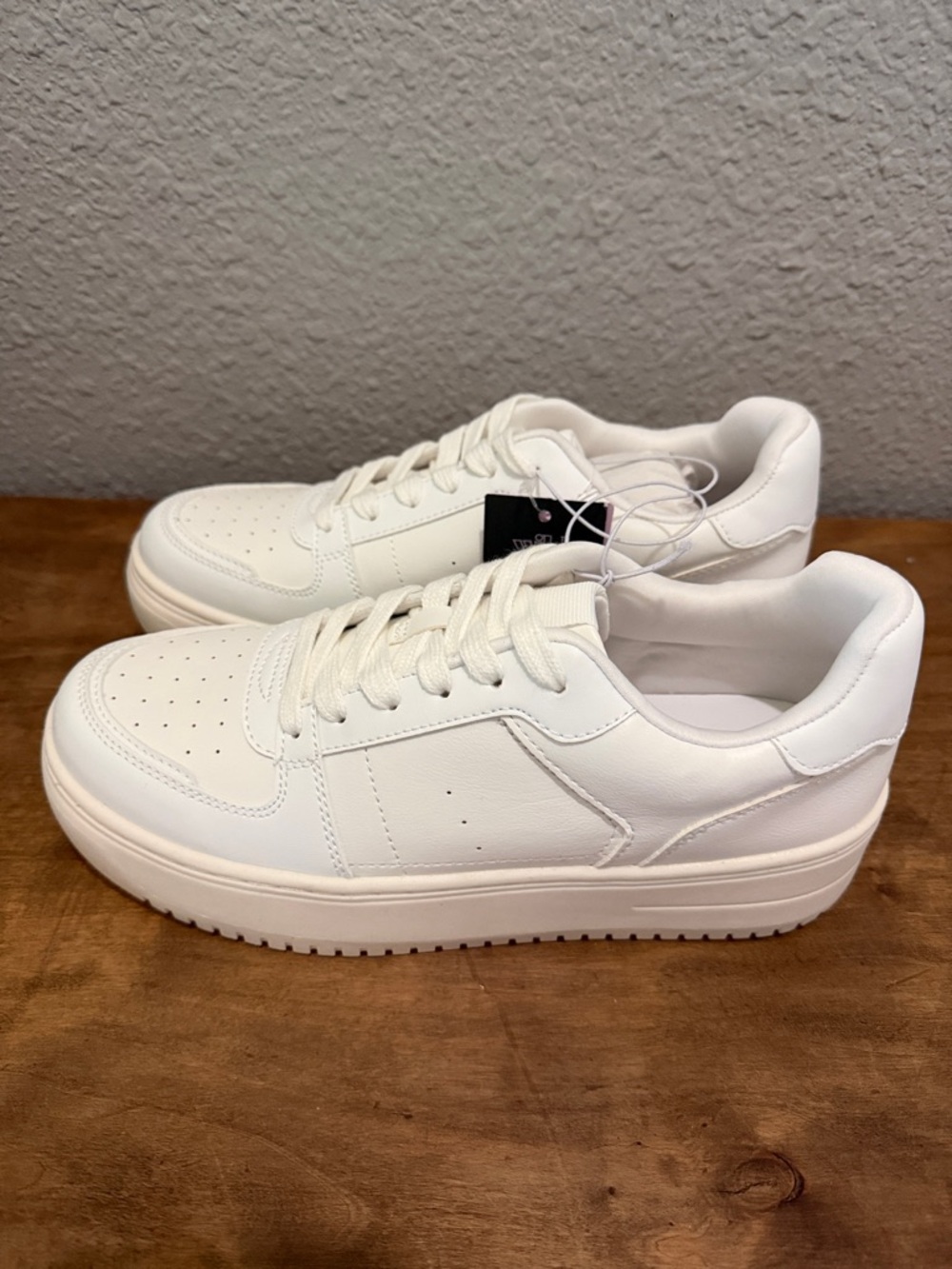 Wild Fable Classic All-White Low Top Sneakers size 8